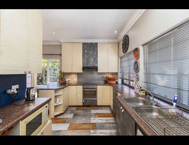 5 BEDROOM HOUSE FOR SALE IN OAKDALE